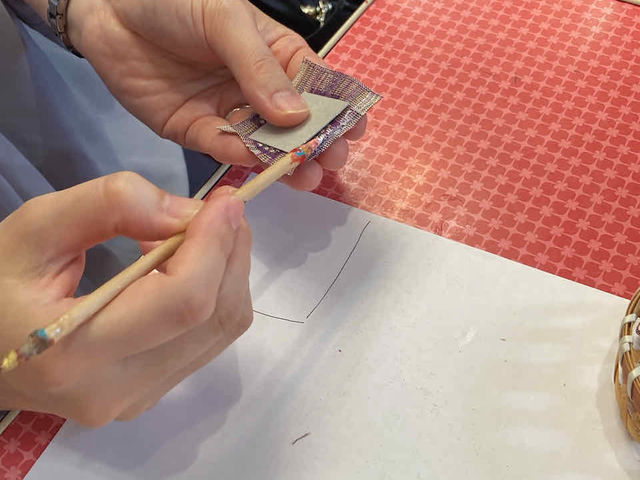 3センチ角の座布団を作ります。ボンドを薄く塗ります。_だるチャンのおうち