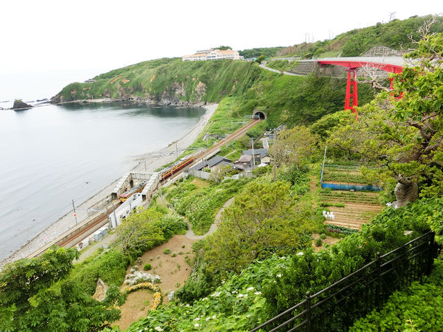 当店二階休憩室からの絶景。信越本線と青海川駅。恋人岬。赤い米山大橋(国道8号線)が一望できます。
_酒の新茶屋