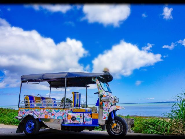 青い空と青いトゥクトゥクのコラボレーション撮影!!沖縄に遊びに来てね♪♪_トゥクトゥクフォトステーション