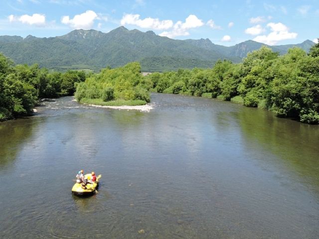 芦別岳を眺めながらのラフティングは癒し効果抜群!_わくわくアドベンチャークラブ