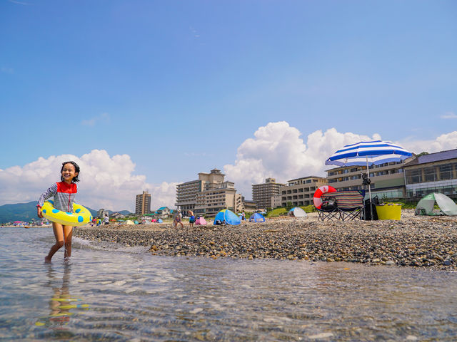 夏は目の前の海で海水浴が楽しめる。旅館やホテルのロビーなどから直接遊びに行けます。_瀬波温泉観光案内センター