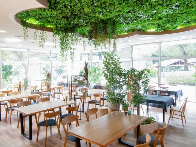 里山を眺めながらお食事を楽しめるレストランMORINIWA_BIO-RESORT HOTEL&SPA O Park OGOSE