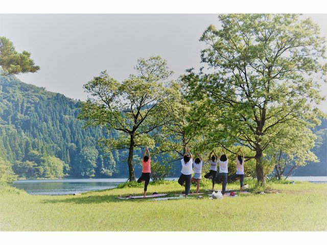 森林セラピーヨガ。お宿から車で5分。ハート形の湖があります。湖畔は”森林セラピー基地”に認定されていて、リラックス効果が科学的に証明された場所です。_Snow Crystal YOGA&WELLNESS