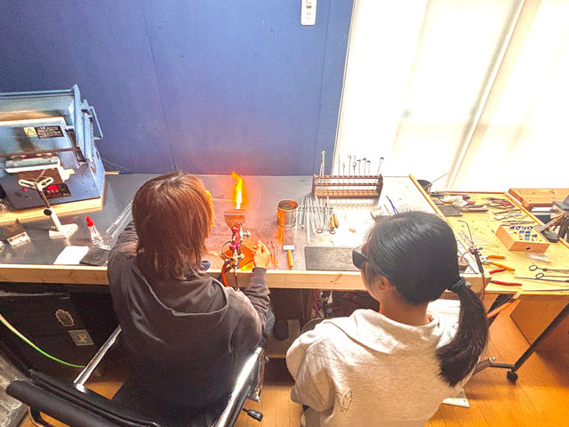 『宇宙ガラス制作体験』初めての方が分かるように丁寧に繰り返し説明しますので、安心して体験に取り組めます_伊勢硝子
