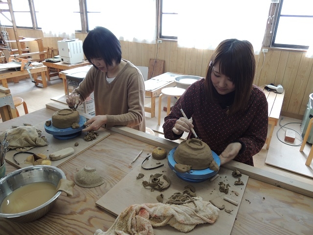 手びねりで茶碗やカップを作ります。土の感触が気持ちよく、癒されます。_INOJIN工芸倶楽部
