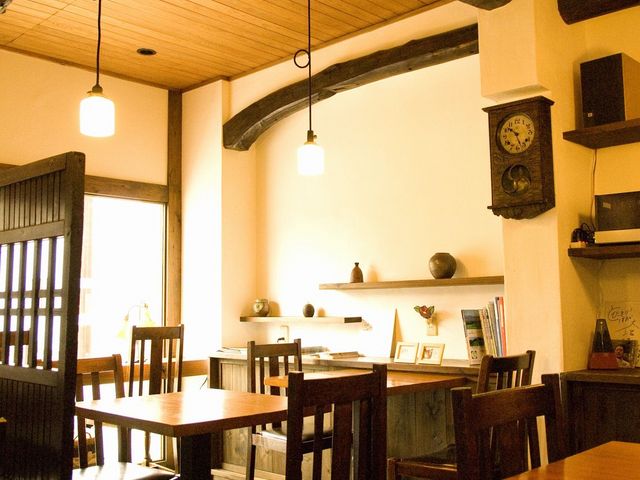 漆喰壁や天竜杉など木のぬくもりに包まれた町屋風の店内は、店主手作りの真空管アンプからジャズやボサノバが流れ、大人の隠れ家風な雰囲気が女性に好評です。_和CAFE茶楽