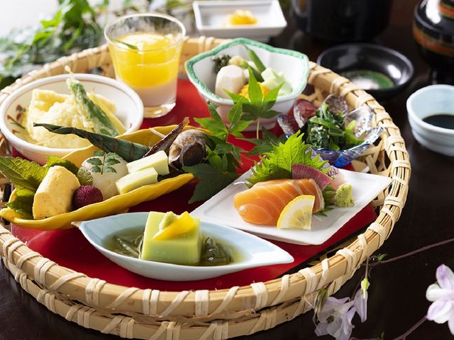 見た目も華やかなランチメニュー「華かご膳」_有馬温泉 メープル有馬