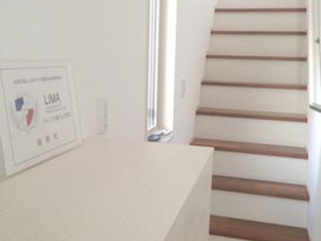 玄関内から2階へ_Aromatic Petit