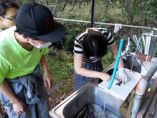 釣り堀
釣った魚をスタッフがその場でさばき、焼きます。お客様は食べるだけでOK_マーガレットリフレクパーク