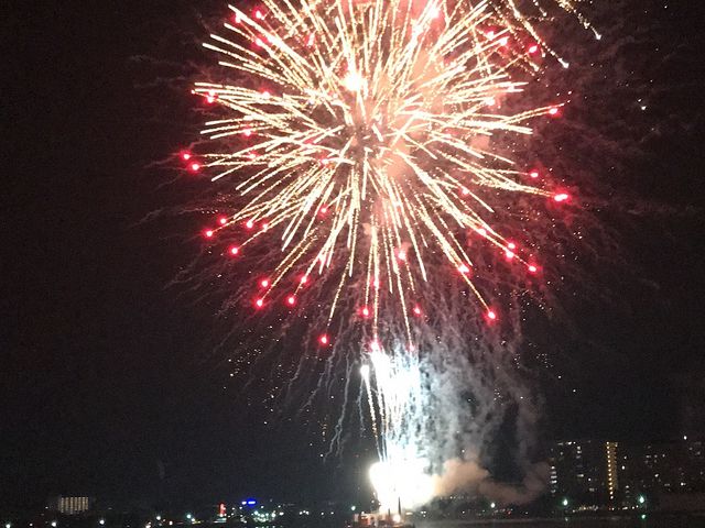至近距離での膳所花火大会鑑賞クルーズ。湖上でしか味わえない美しさ。_屋形船 四季