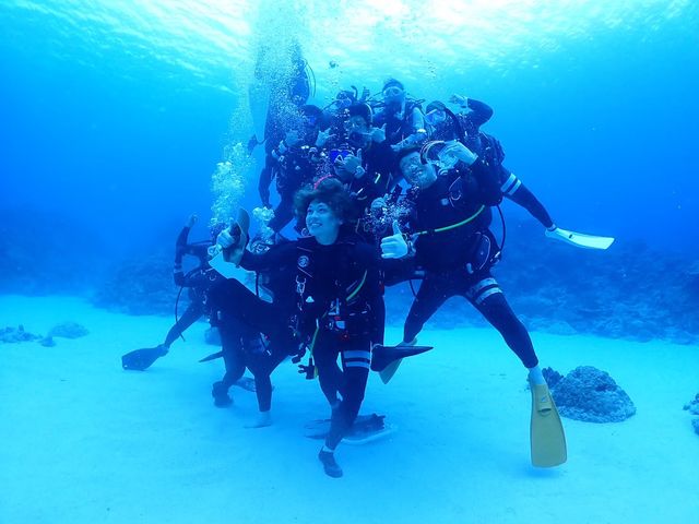 ダイバーみんなで集まって水中記念写真☆_AQCIA divehouse