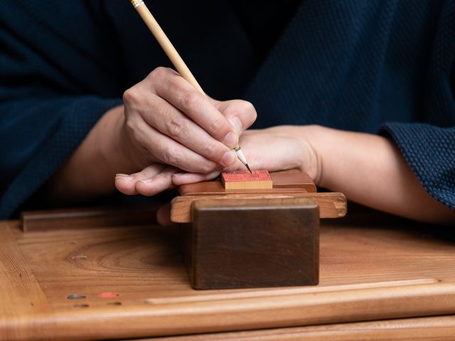 はんこ制作・字入れ(逆字を書き入れている)_東曜印房