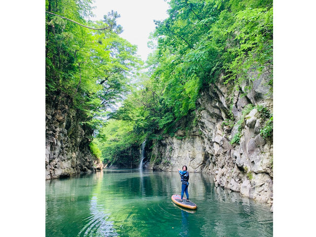 渓谷と滝の秘境ツアー!
5〜6月が見頃!ダムの水量が減ってしまう7月はこの渓谷まで辿り着けない期間限定の穴場スポット!
宮城県民にもまだまだ知られていない!_ストライプス サップツアー
