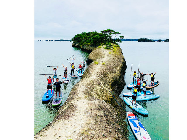 モラモラカフェ前から出発する
松島湾クルージング!馬の背での集合写真!_ストライプス サップツアー