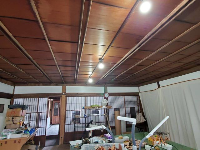 柱や天井は昔のままです_革工房アトリエ・SHOU