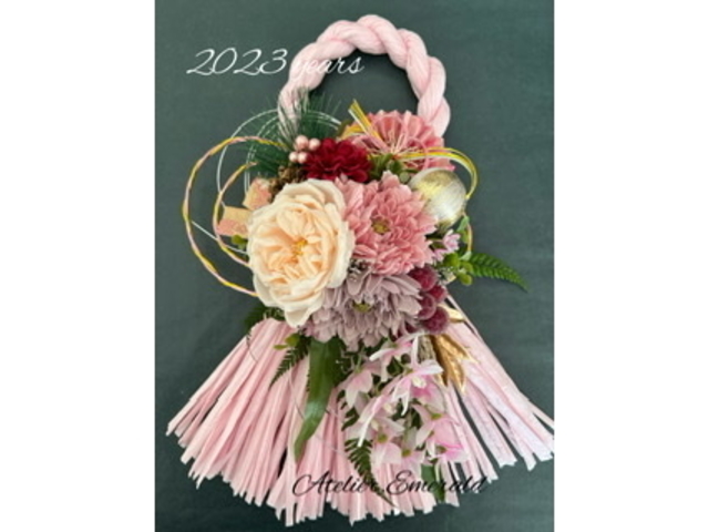 お好きなしめ縄の色や花アレンジ🌸充実した花材を揃えてます。自分のお好みのしめ飾りが作成できます。_Atelier.Emerald