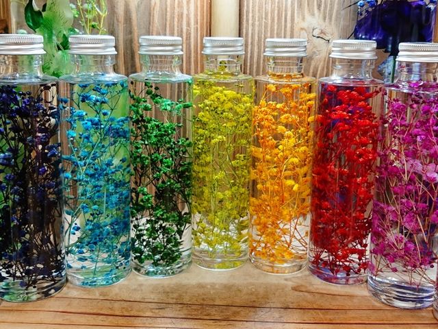 色染めカスミ草のドライフラワーで作ったハーバリウムを作成してもらいます。_ハーバリウム伝道師 理容あづさ