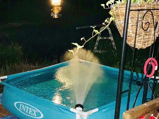 地下水掛け流しの水浴びにてクールダウン!(※画像は日没後、ランタンにてライトアップした状態です)_TOTTO NOW