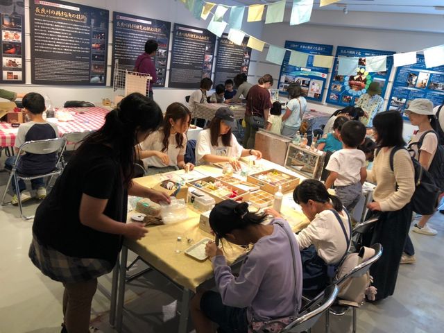 制作風景3人数が多い場合は関市の観光施設せきてらすにお借りして体験できます。_かみのテラス