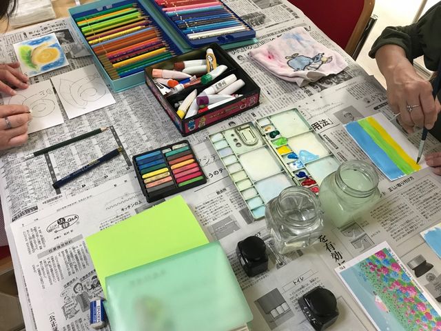 はがきサイズの用紙に水彩、色鉛筆、パステル等で描いていきます!_中尾有里のアート教室
