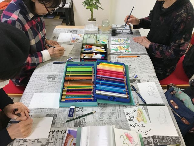 講師からのアドバイスは形のとり方、影のつけ方等。あとは自由にのびのびと描きましょう♫_中尾有里のアート教室