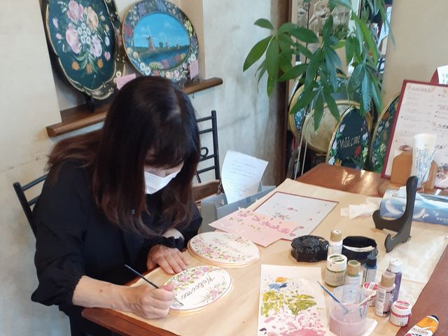 ウエルカムボードの体験レッスン中です。_吉原ヨーロピアントールペイント教室