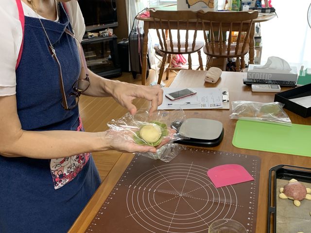 クッキー生地の上にカメロンパンのパン生地を乗せて包むところです。_B's Kitchen