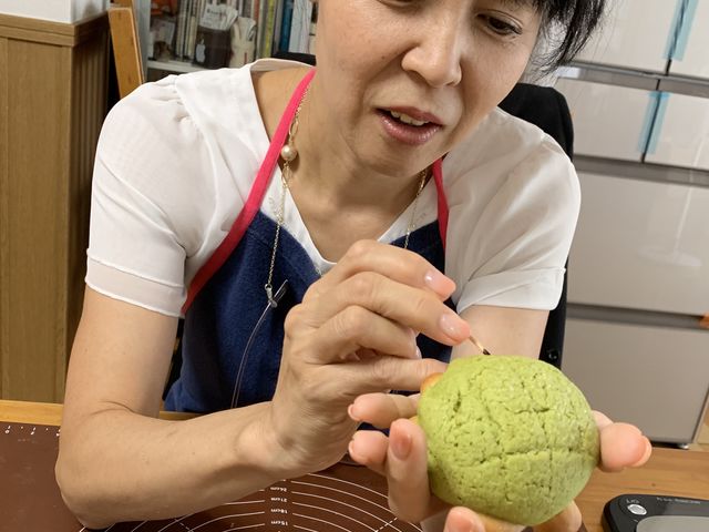 カメロンパンが焼き上がったら、最後の仕上げ!可愛く目を入れます。_B's Kitchen