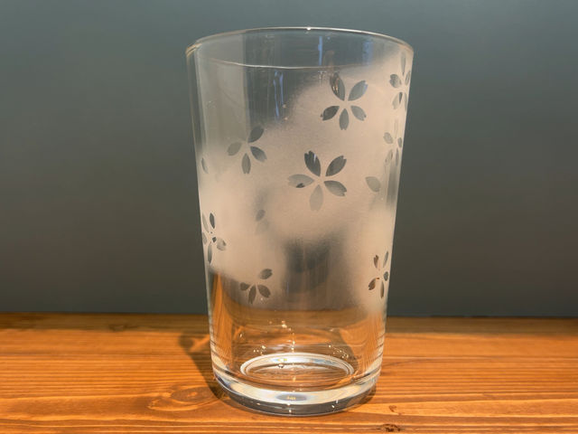 年配の方が作られました。
どこまでサンドブラストするかによって雰囲気が変わります。_砂吹工房ハシゴヤ