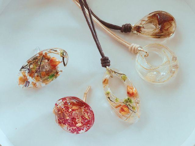 シリコン枠を使ったUVレジン、ドライフラワーを封じ込めた 美しい作品が作れます
ネックレスには眼鏡をかけられて人気です_Plus+hands_room