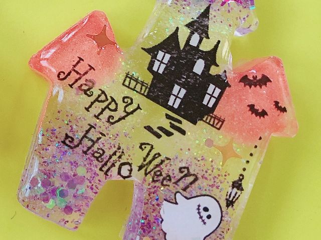 今の時期はハロウィン、クリスマスのシリコンモチーフを使って レジン体験が出来ます_Plus+hands_room