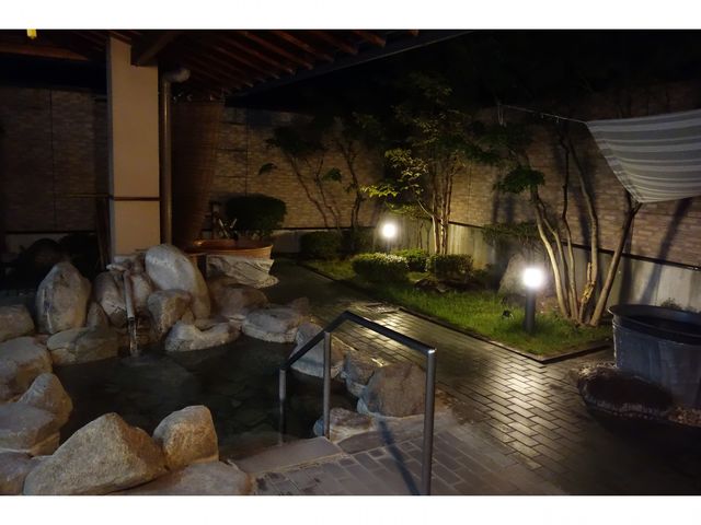 ☆露天風呂夜☆夜は違う表情を見せてくれます。ゆっくり温まってみてはいかがでしょうか?_殿岡温泉 湯元 湯〜眠