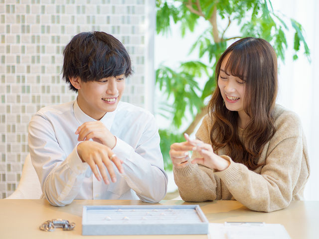 たくさんあるサンプルを実際にみながらお作りする指輪を決めることができます。_AIGIS表参道店