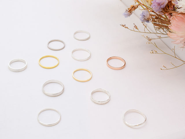 幅や素材、テクスチャーを組み合わせて自分たちだけのオリジナルリングに。_AIGIS表参道店