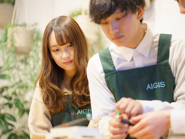 心のこもったリングを真剣に手作り。いつもとは違う表情も見れてしまうかも。_AIGIS表参道店