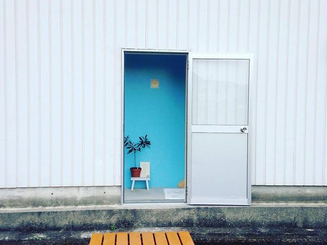 小さな入口からお入りください。手すりがございませんのでお気をつけてお上がり下さい。_cocoro*kurumu