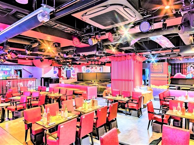 赤を基調とした和モダンな店内(80席)_六本木香和