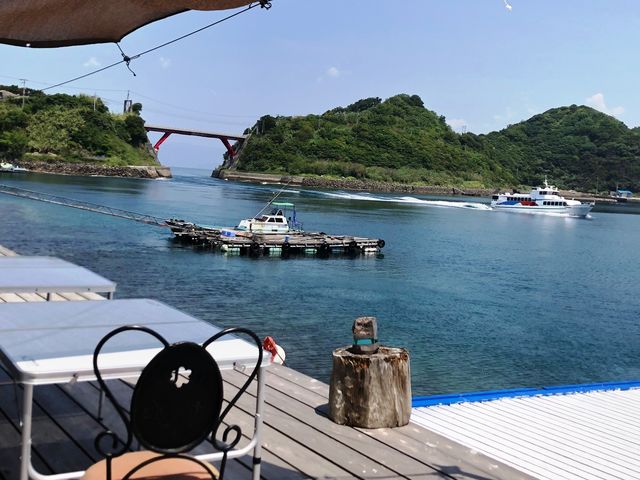 蒋渕湾に面したテラスでのんびりランチが楽しめます_こもぶち うみのいえ こもてらす