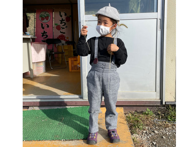 リンゴ狩りにリンゴのブローチをつけたファッションで遊びに来てくれた農園ファンのお友達_八ヶ岳フルーツ農園