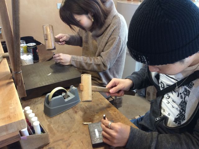 ミンサーを彫っているところです。_雑貨屋HAMAKICHI