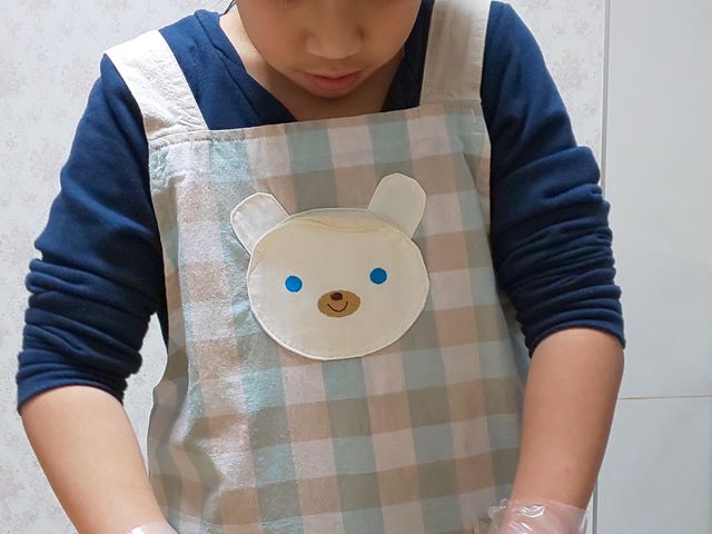 飾り寿司にぎにぎ。上手にできるかな・・・?※体験者様にお写真の掲載の許可を得ております_金沢 食・金箔寿司・民家・キッチン!犀川