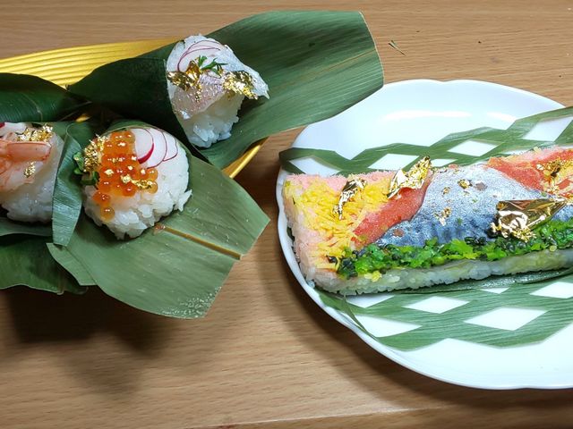 富士山をモチーフにしたお寿司も!金箔の雪が降っています!_金沢 食・金箔寿司・民家・キッチン!犀川