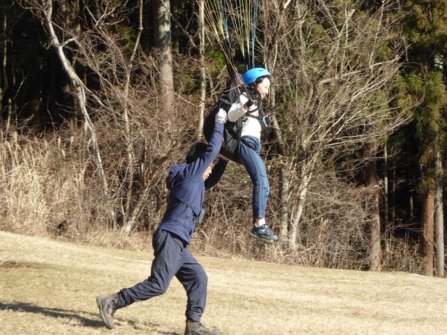スタッフの身長より高い!!もっと高く飛べるかも?!_ときがわパラグライダースクール