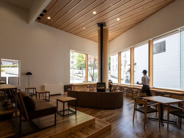 広々としたカフェ_adex inn