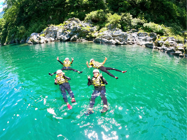 時には川に飛び込んでまったり(^^)これが気持ちいいんです_大歩危・小歩危ニューヤードラフティング