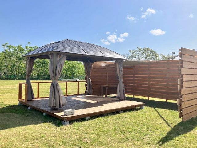 屋根つきのウッドデッキ_Hygge BASE 京丹後