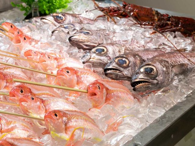 新鮮ピカピカの地魚を串に刺した『浜串』は魚太郎バーベキューの鉄板_魚太郎浜焼きバーベキュー ラグーナ蒲郡店