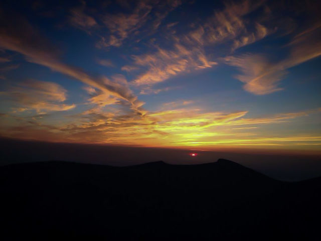 富士山 剣が峰からのご来光
富士宮口からの登山_Over the age mountain tour