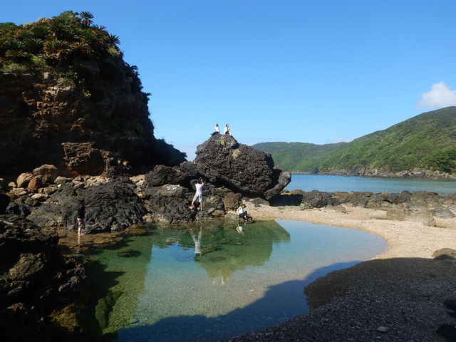 潮が引くと出来る水たまり_素泊まり&海遊び with DiO