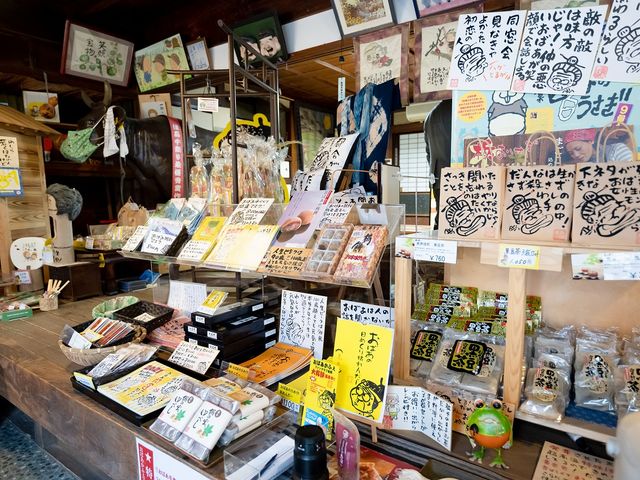 楽しいおばあグッズや、美味しいお菓子や黒豆茶も販売中。_おばあかふぇ